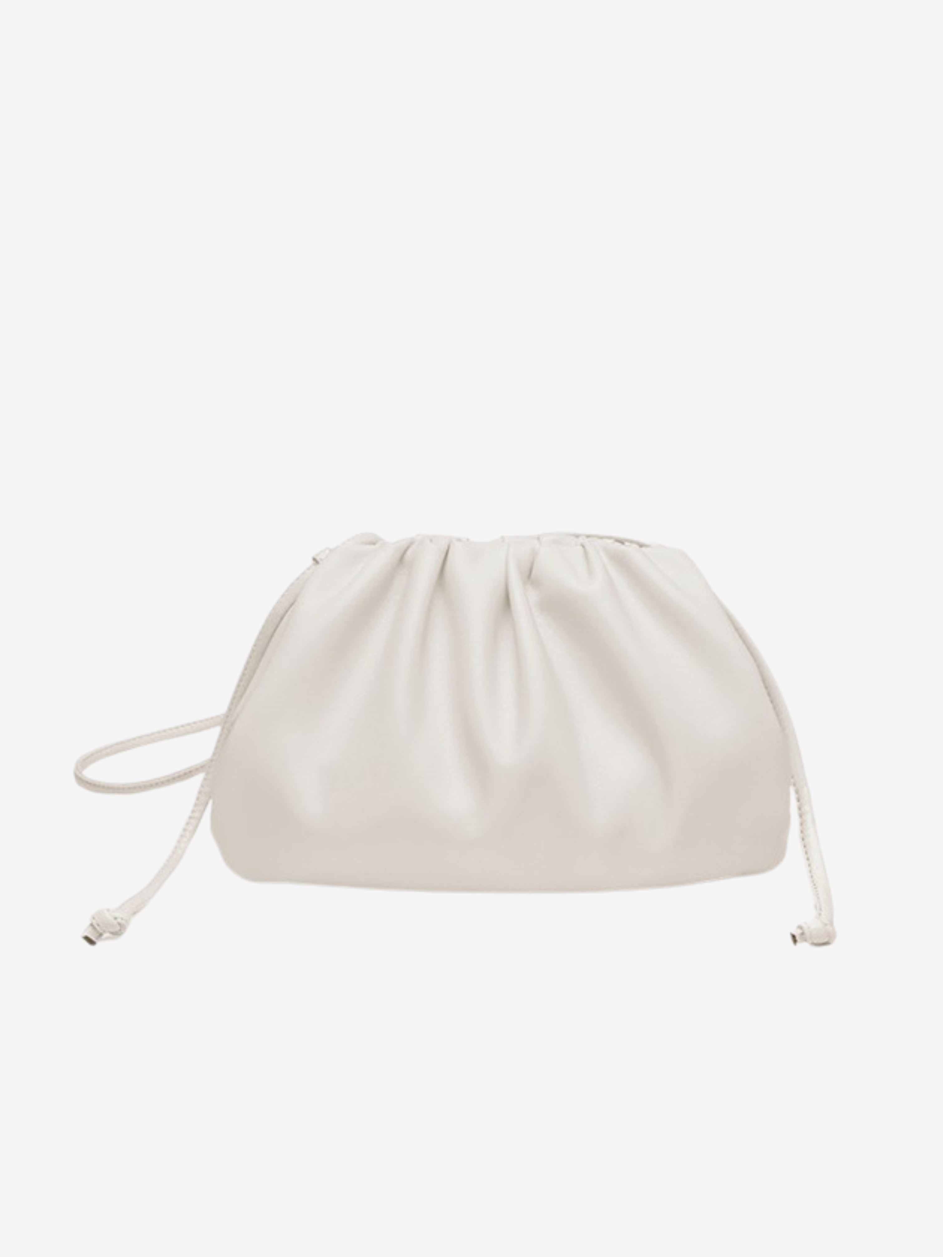 De Serena Zachte Leren Pouch Tas van Liora The Label is een zachte, witte tas van boterzacht leer met een minimalistisch ontwerp en een koordsluiting, afgebeeld tegen een effen witte achtergrond.