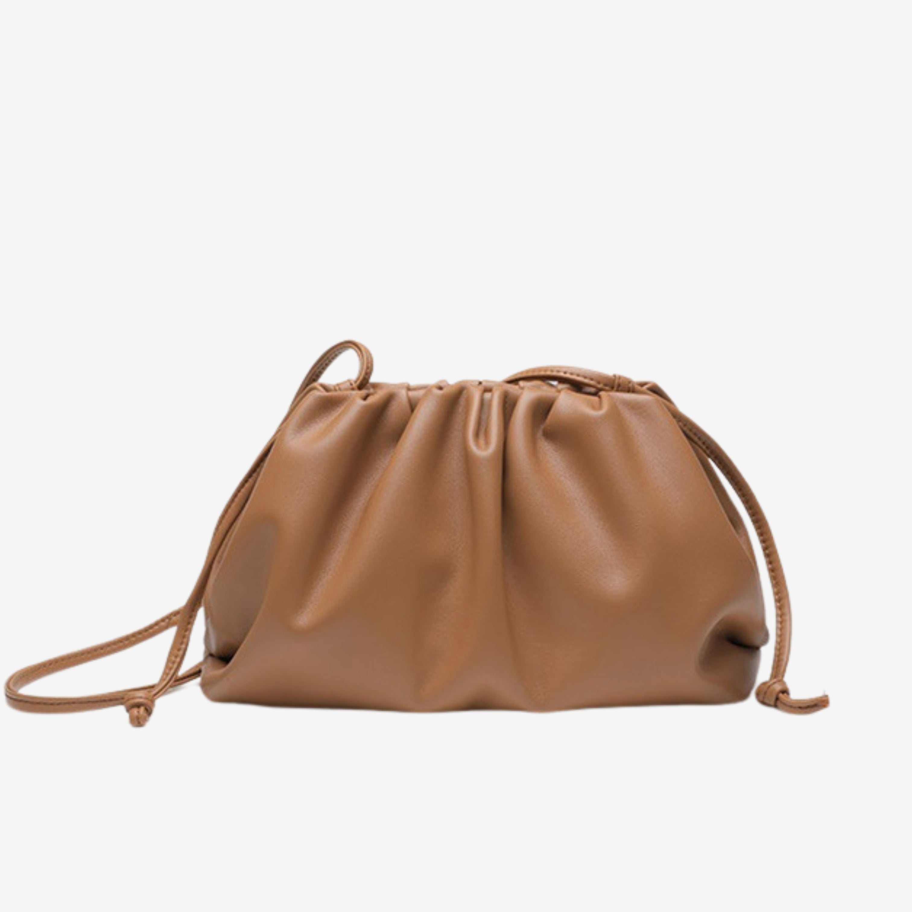 De Serena Zachte Leren Pouch Tas van Liora The Label is een minimalistische, moderne & soepel bruine schoudertas van boterzacht leer met een ontspannen, gerimpeld ontwerp en dunne bandjes, getoond op een witte achtergrond.