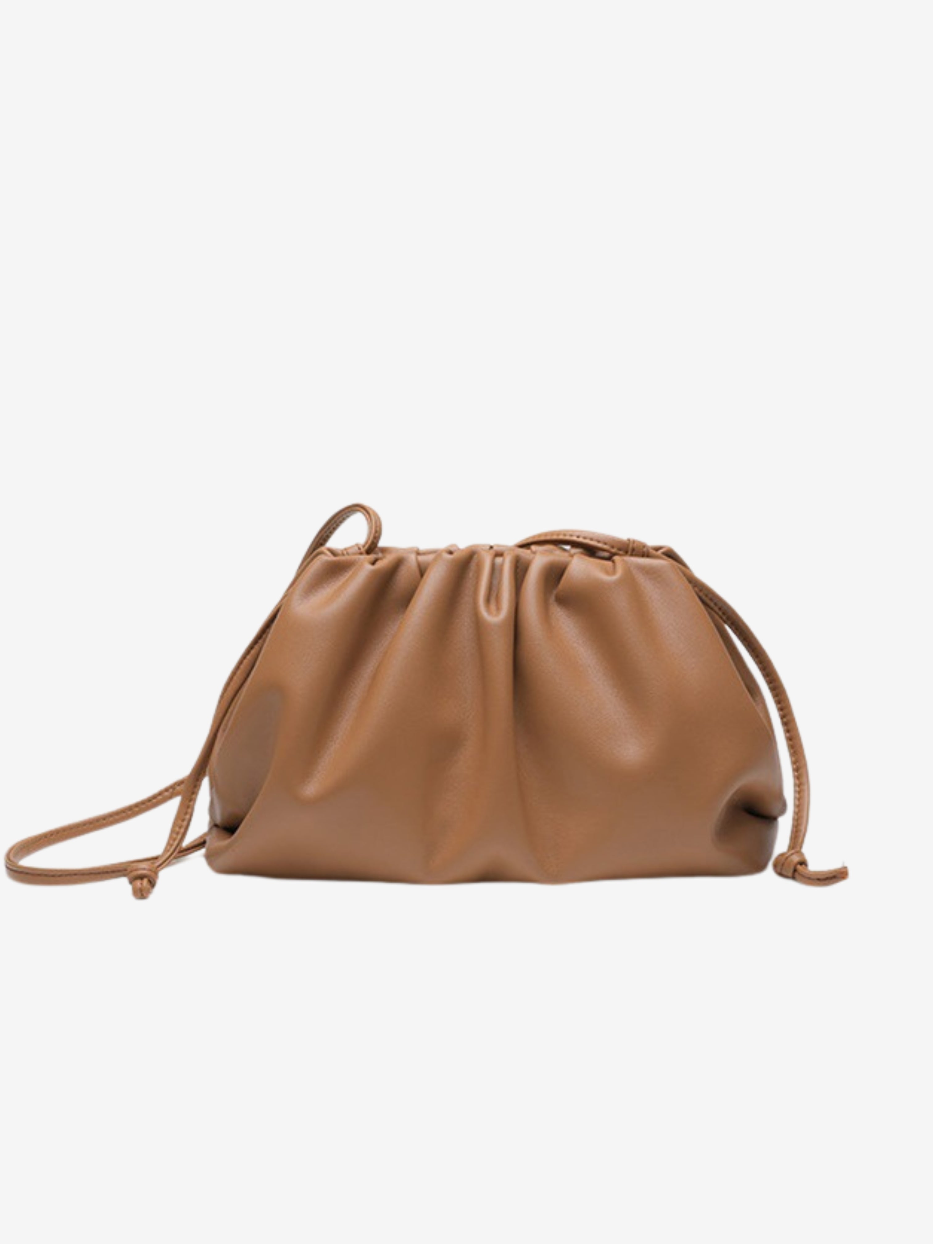 De Serena Zachte Leren Pouch Tas van Liora The Label is een minimalistische, moderne & soepel bruine schoudertas van boterzacht leer met een ontspannen, gerimpeld ontwerp en dunne bandjes, getoond op een witte achtergrond.