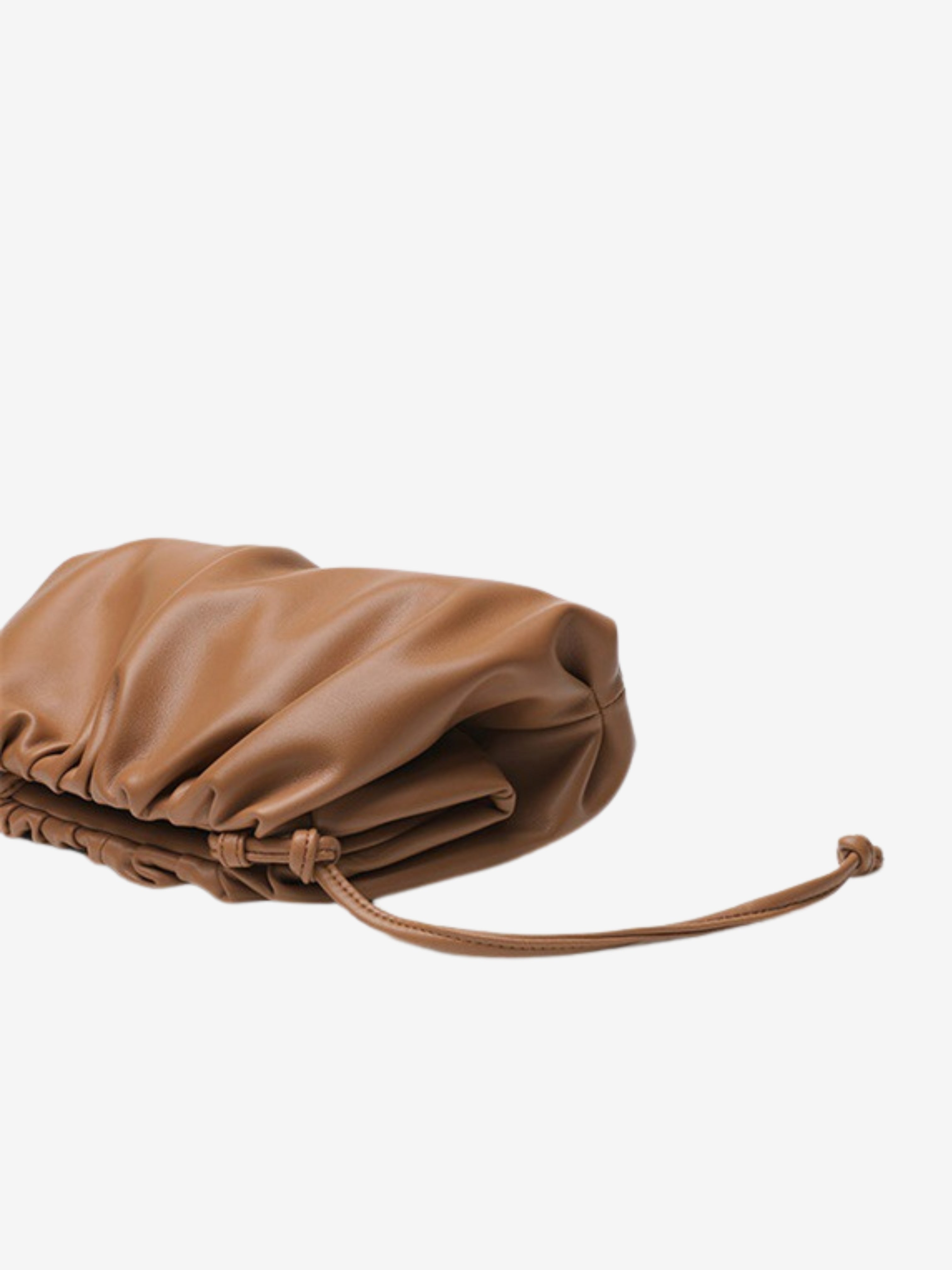 De Serena Zachte Leren Pouch Tas van Liora The Label is een minimalistische, moderne bruine clutch van boterzacht leer met een geplooid ontwerp en trekkoordsluiting, stijlvol gepresenteerd op een witte achtergrond.