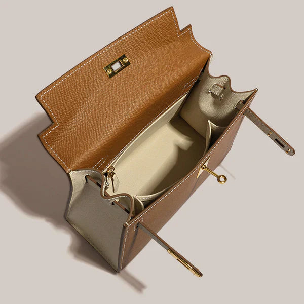 De Jovienne luxe teal & tan leren handtas van Liora The Label is een damestas met licht interieur, meerdere vakken en elegante gouden details zoals sluiting en rits - iconisch en tijdloos van ontwerp.