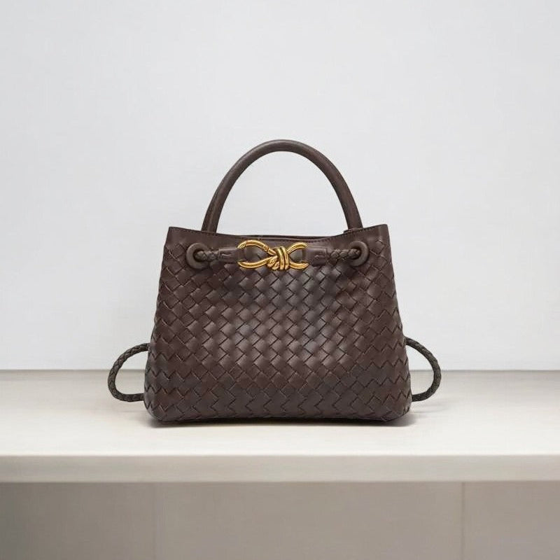 De Alyn Zwarte Geweven Midi Leren Tote Bag van Liora The Label heeft twee hengsels, gouden hardware en een gestructureerd ontwerp - een luxe tas voor handtas dames, perfect voor moeiteloze elegantie en tijdloze aantrekkingskracht.