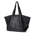 De Caro | Oversized Leren Tote van Liora The Label is een grote zwarte tas van veganistisch leer met twee hengsels, een zachte afwerking en een minimalistisch ontwerp, afgebeeld tegen een effen witte achtergrond. Perfect als dagelijkse draagtas.