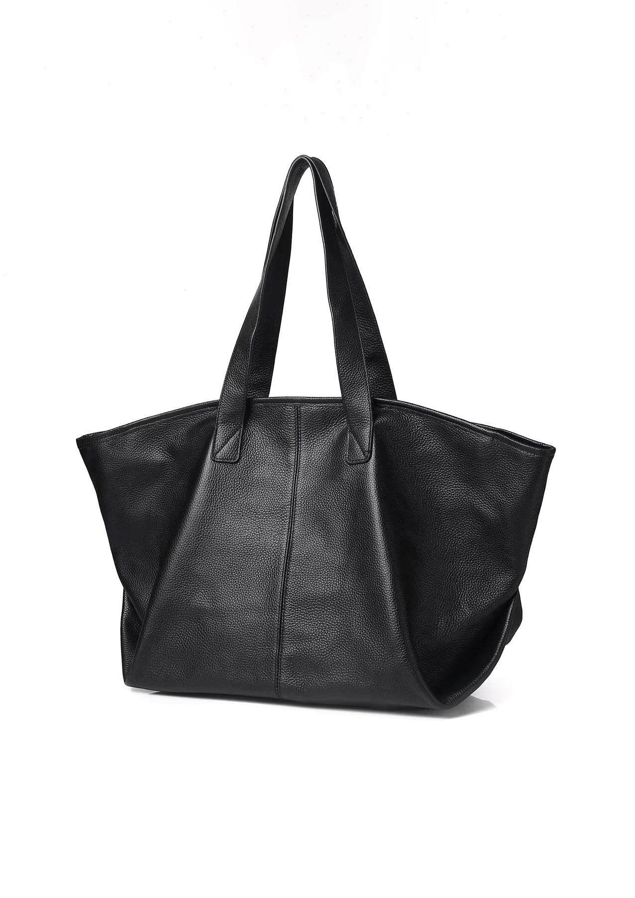 De Caro | Oversized Leren Tote van Liora The Label is een grote zwarte tas van veganistisch leer met twee hengsels, een zachte afwerking en een minimalistisch ontwerp, afgebeeld tegen een effen witte achtergrond. Perfect als dagelijkse draagtas.