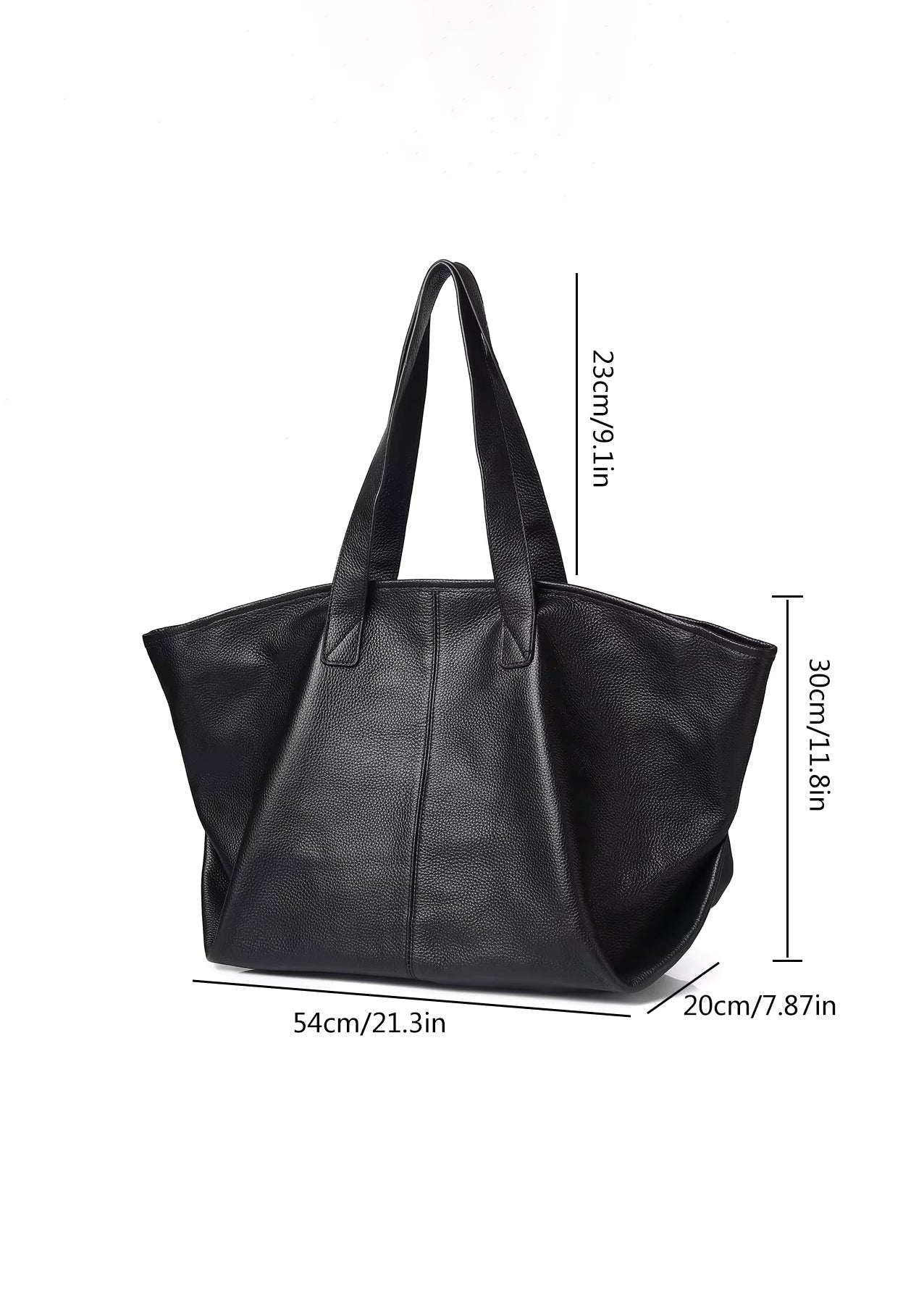 De Caro Oversized Leren Tote van Liora The Label is een grote zwarte tas van veganistisch leer met een zachte structuur, twee hengsels en een minimalistisch ontwerp. Afmetingen: 54×30×20cm; 23cm hengselval - perfect als dagelijkse draagtas.
