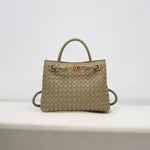 De Alyn Zwarte Geweven Midi Leren Tote Bag van Liora The Label heeft twee bovenhengsels, goudkleurige hardware en een gestructureerd silhouet, elegant gepresenteerd tegen een effen lichte achtergrond.