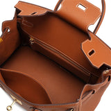 De Isla Tan Textured Leather Handtas van Liora The Label heeft goudkleurige hardware, gestikte randen, een ruim interieur met een ritsvak, gladde leren voering en is open en leeg afgebeeld.