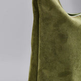 Evie | Minimalistische Vegan Suede Hobo Tas – Tijdloos & Chic