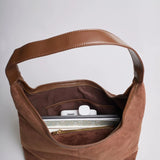 Evie | Minimalistische Vegan Suede Hobo Tas – Tijdloos & Chic