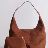Evie | Minimalistische Vegan Suede Hobo Tas – Tijdloos & Chic