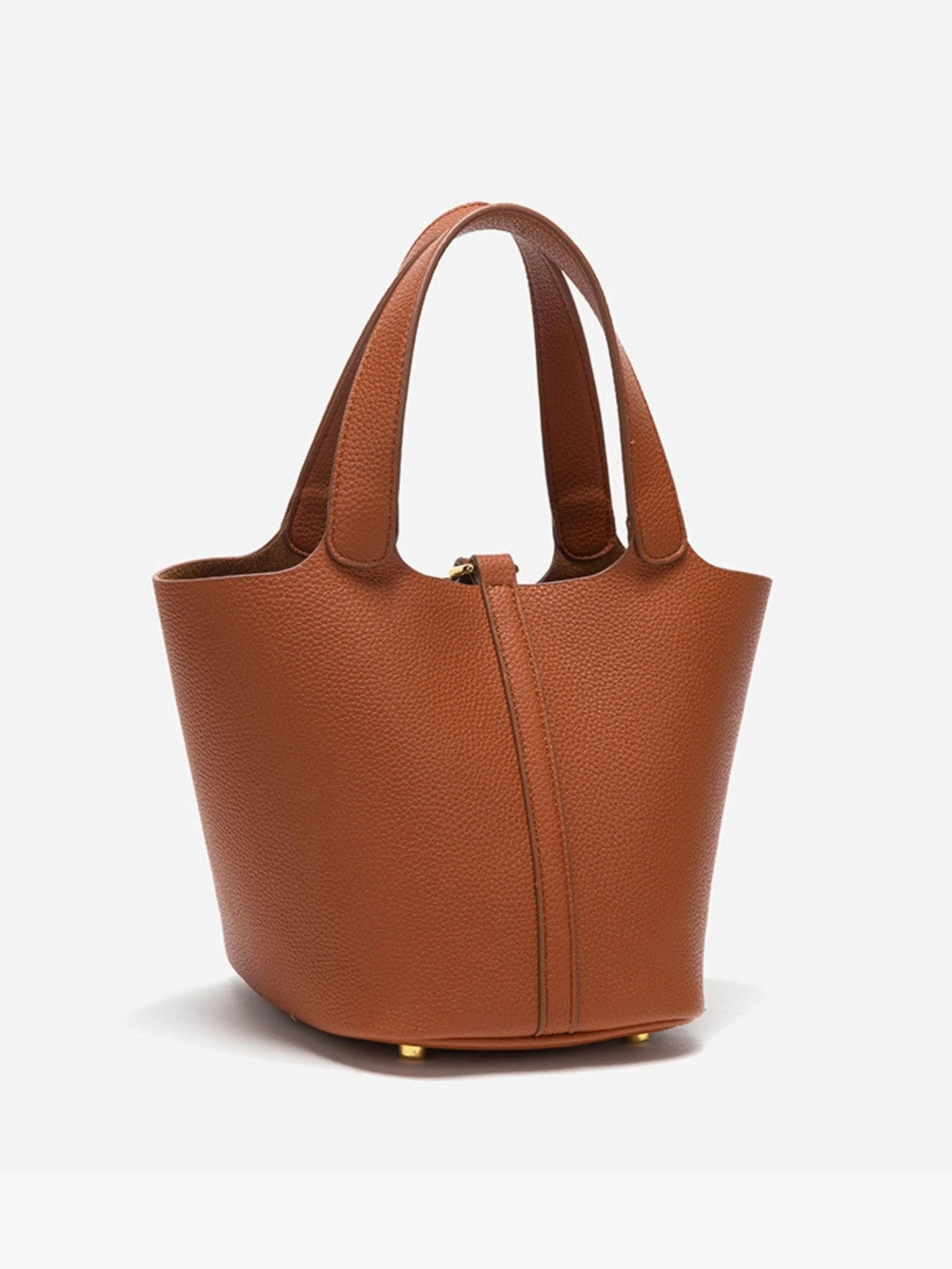 De Elaris Luxe Taupe Leren Emmer Tas van Liora The Label heeft een tijdloos, elegant ontwerp met dubbele handgrepen, goudkleurige pootjes en een gestructureerd minimalistisch silhouet, weergegeven op een effen witte achtergrond.