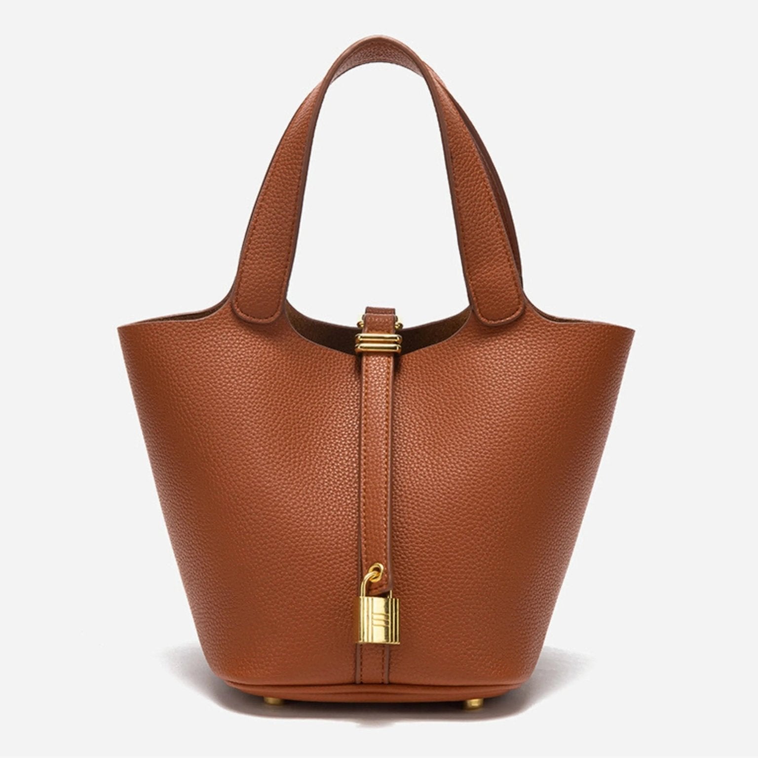 De Elaris | Luxe Taupe Leren Emmer Tas van Liora The Label is een tijdloze, elegante bucket bag met gekiezeld leer, twee hengsels en een gouden gesp, tegen een effen witte achtergrond.