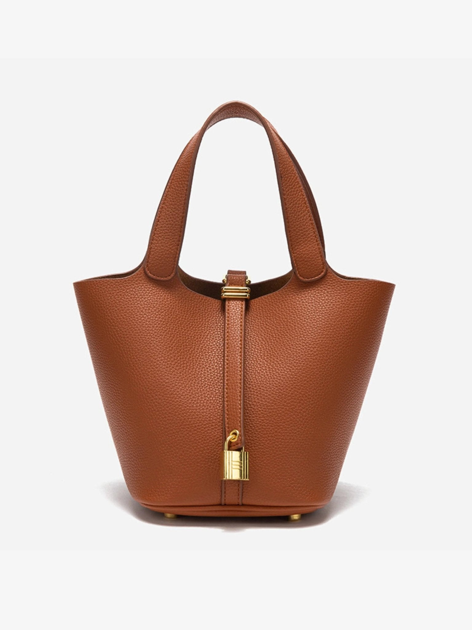 De Elaris | Luxe Taupe Leren Emmer Tas van Liora The Label is een tijdloze, elegante bucket bag met gekiezeld leer, twee hengsels en een gouden gesp, tegen een effen witte achtergrond.