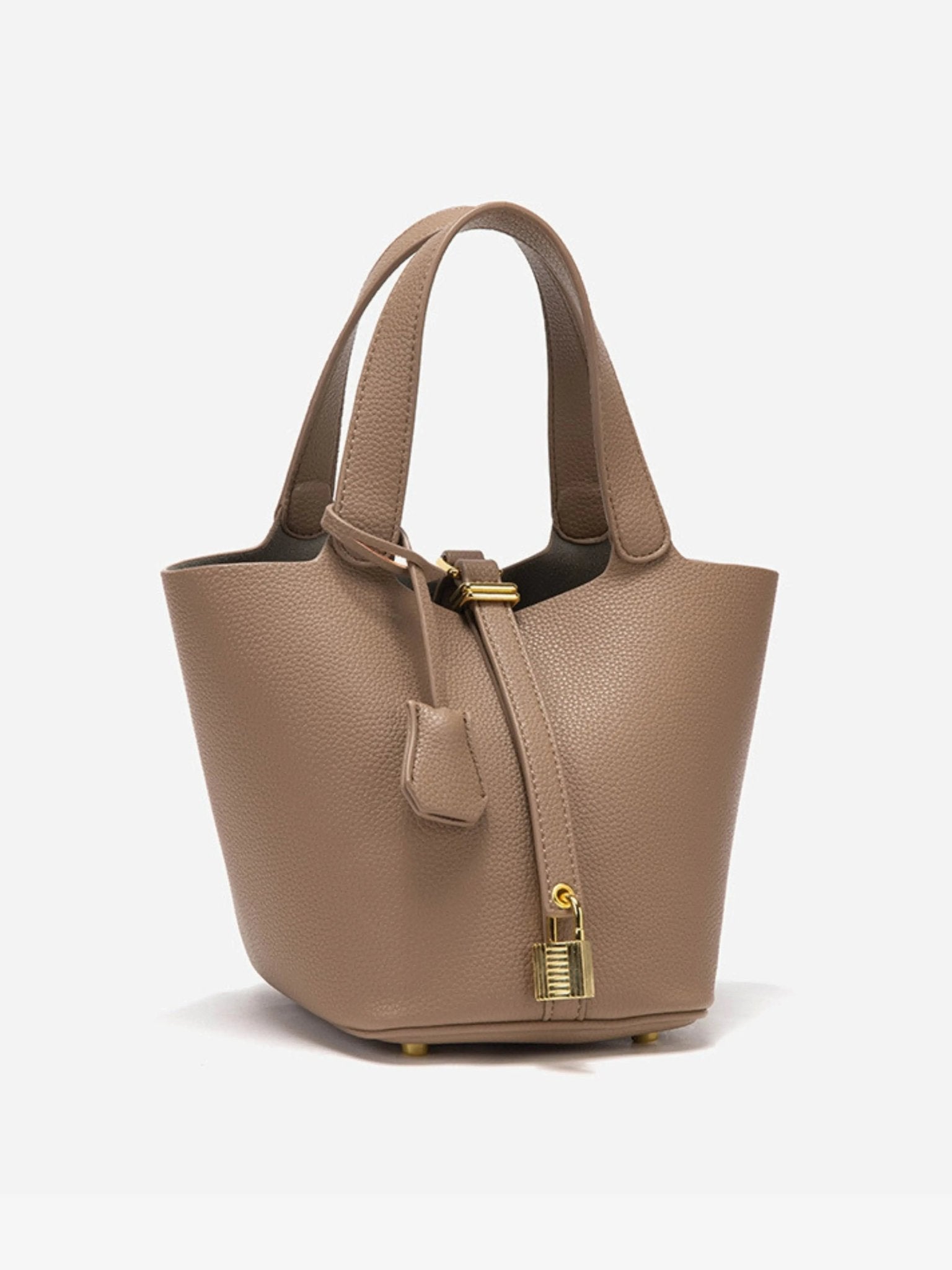 De Elaris | Luxe Taupe Leren Emmer Tas van Liora The Label is een gestructureerde, eersteklas taupe bucket bag met gestructureerd leer, goudkleurige hardware, twee hengsels en een hangslot, die tijdloze elegantie biedt tegen een witte achtergrond.