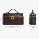 De Luxe Geweven Box Bag van Liora The Label is een elegante, donkerbruine crossbody van vegan leer met geweven design, gouden ritssluiting & handvat. Afmetingen: 20x11,5x7 cm. Getoond in voor- en zijaanzicht.