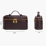 De Luxe Geweven Box Bag van Liora The Label is een elegante, donkerbruine crossbody van vegan leer met geweven design, gouden ritssluiting & handvat. Afmetingen: 20x11,5x7 cm. Getoond in voor- en zijaanzicht.