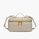 De Luxe Geweven Box Bag van Liora The Label is een kleine, rechthoekige donkerbruine crossbody van veganistisch leer met een gouden rits, dubbele trekkers, handvat aan de bovenkant en verstelbare schouderriem, afgebeeld op een effen witte achtergrond.