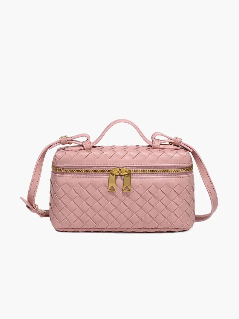 De Luxe Geweven Box Bag van Liora The Label is een elegante donkerbruine crossbody met een goudkleurige ritssluiting, bovenhandgreep en verstelbare schouderriem, afgebeeld tegen een effen witte achtergrond.