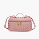 De Luxe Geweven Box Bag van Liora The Label is een elegante donkerbruine crossbody met een goudkleurige ritssluiting, bovenhandgreep en verstelbare schouderriem, afgebeeld tegen een effen witte achtergrond.