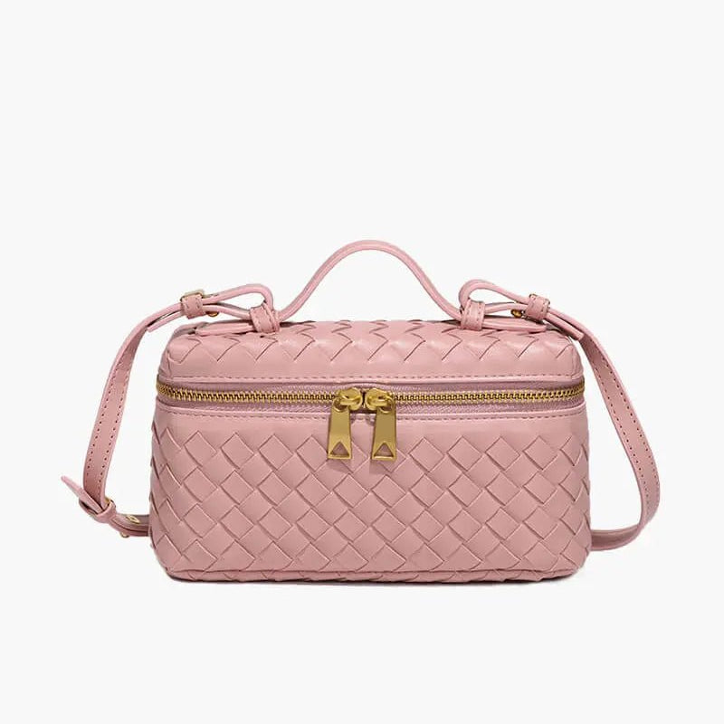 De Luxe Geweven Box Bag van Liora The Label is een elegante donkerbruine crossbody met een goudkleurige ritssluiting, bovenhandgreep en verstelbare schouderriem, afgebeeld tegen een effen witte achtergrond.