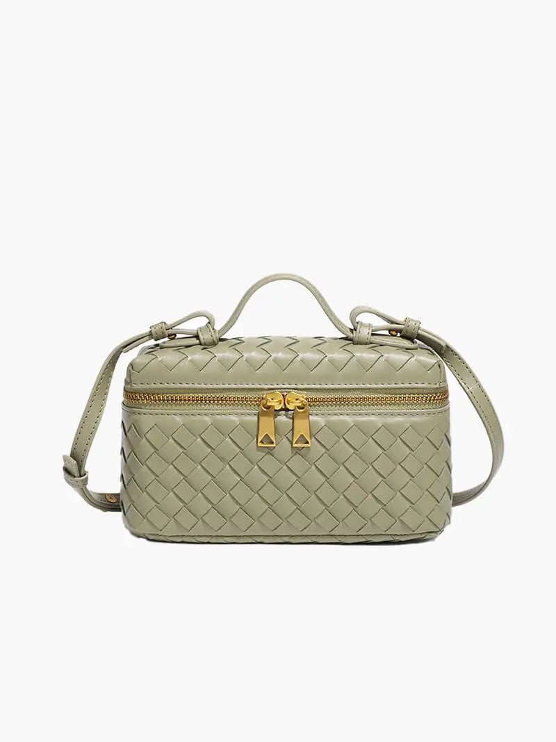 De Luxe Geweven Box Bag van Liora The Label is een elegante donkerbruine crossbody van veganistisch leer met een geweven textuur, gouden ritssluiting, handvat aan de bovenkant en verstelbare schouderriem, afgebeeld tegen een effen witte achtergrond.