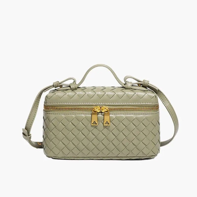 De Luxe Geweven Box Bag van Liora The Label is een elegante donkerbruine crossbody van veganistisch leer met een geweven textuur, gouden ritssluiting, handvat aan de bovenkant en verstelbare schouderriem, afgebeeld tegen een effen witte achtergrond.