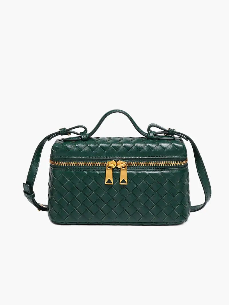 De Luxe Geweven Box Bag van Liora The Label is een elegante, donkerbruine crossbody van veganistisch leer met een handvat aan de bovenkant, een gouden rits met dubbele trekkers en een lange schouderriem, tegen een witte achtergrond.
